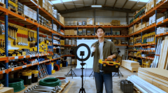 老板坐正在柜台后招待